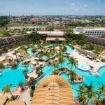 Piscina principal do Blue Tree Thermas de Lins - relaxe e se divirta com a família em um dos maiores parques aquáticos do interior de São Paulo.