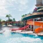 Playground com toboágua para crianças