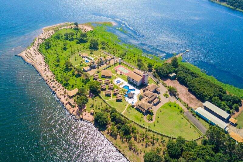 Aérea Resort da Ilha com detalhes no mar azul