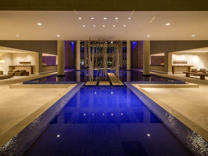 Ambientes internos com piscina cobertas