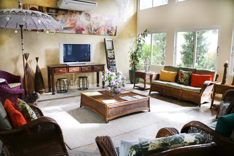 Ambientes internos com televisão e sofás
