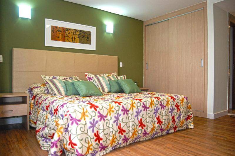 Detalhes das camas com colchas com cores vivas floridas
