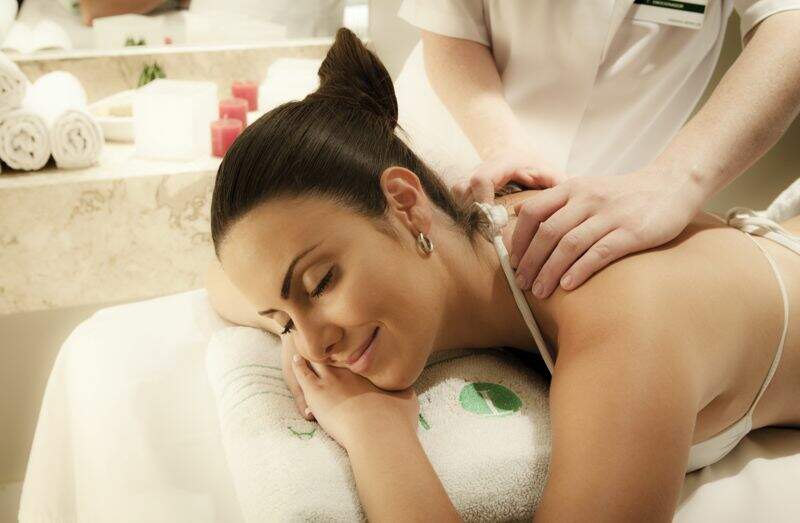 Relaxamento com massagens trazendo serviços