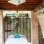 Mãos experientes proporcionam uma massagem relaxante em nosso spa. Por fim, sinta o stress se dissolver.