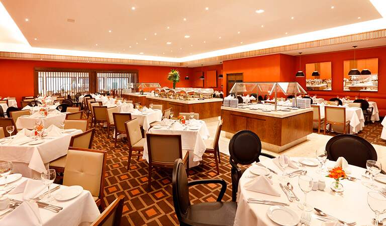 Restaurante Vila Royal oferecendo um buffet com gastronomia requintada