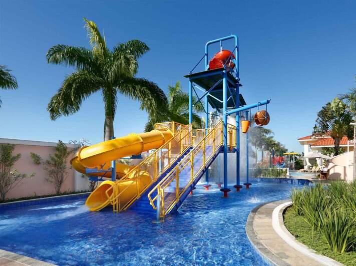 Brinquedão é um grand playground posto paras crianças e adolescentes se divertirem na água da piscina